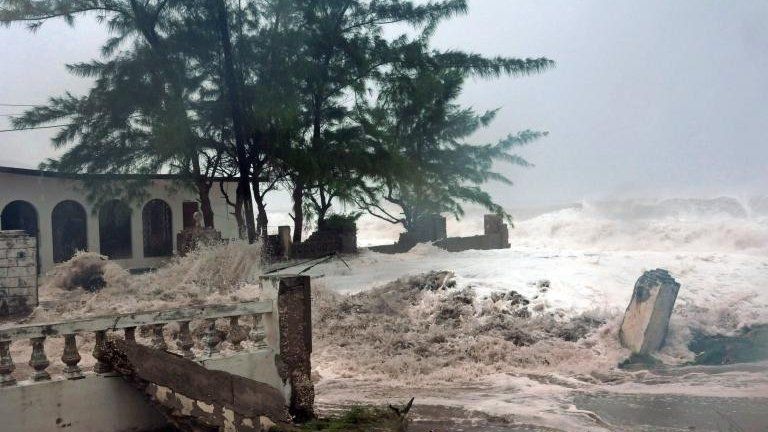 Waves hit eastern Kingston, Jamaica (24 Oct)