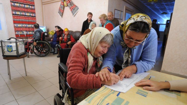 Elderly Ukrainians vote in Rusaki, a village near Kiev, 28 October