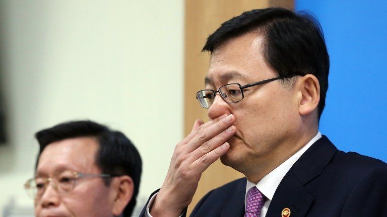 South Korea's Knowledge Economy Minister Hong Suk-woo at a press conference, 5 November