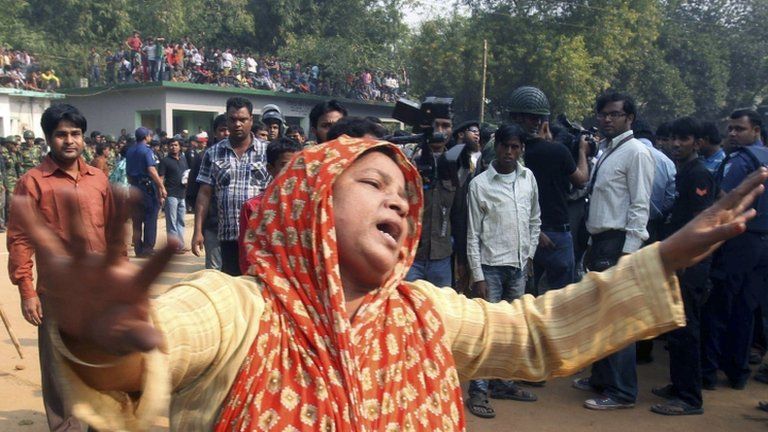 A woman cries near a burned clothes factory in Bangladesh. Photo: 25 November 2012