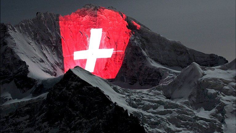 Light installation projects Swiss flag onto Jungfrau mountain, 29 Nov 12