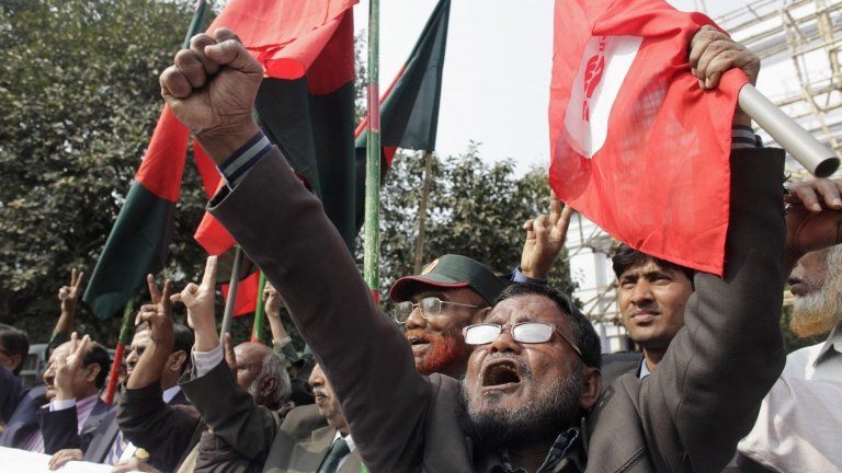 Members of Bangladesh Muktijoddha Sangsad, a welfare association for combatants who fought during the war for independence from Pakistan in 1971, shout slogans after a war crimes tribunal sentenced Abul Kalam Azad to death in Dhaka January 21, 2013.