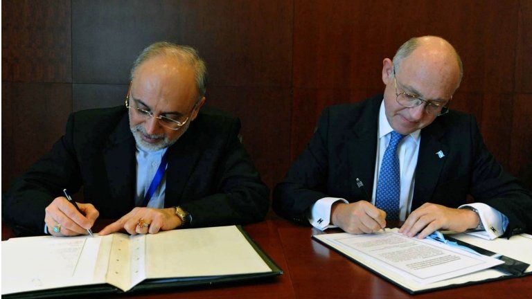 Iranian Foreign Minister Ali Akbar Salehi (l) and Argentine Foreign Minister Hector Timerman (r) sign the agreement memorandum