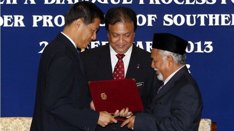 Secretary General of Thailand's National Security Council Paradorn Pattanatabutr and rebel leader Hasan Taib shake hands in Kuala Lumpur (28 Feb 2013)