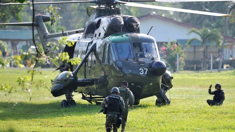 Malaysia army commandos prepare to board a helicopter to join an assault near the area where a stand-off with Filipino gunmen took place 5 March 2013, in Tanduo village, Lahad Datu, Sabah, Malaysia