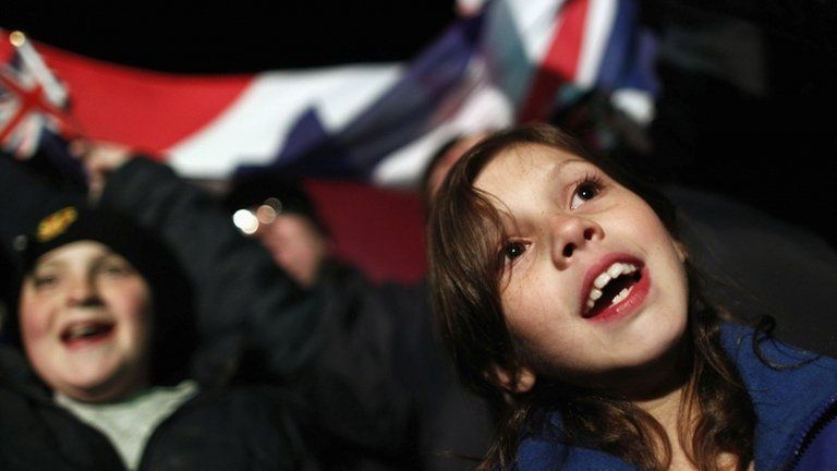 Falkland islanders celebrate referendum result