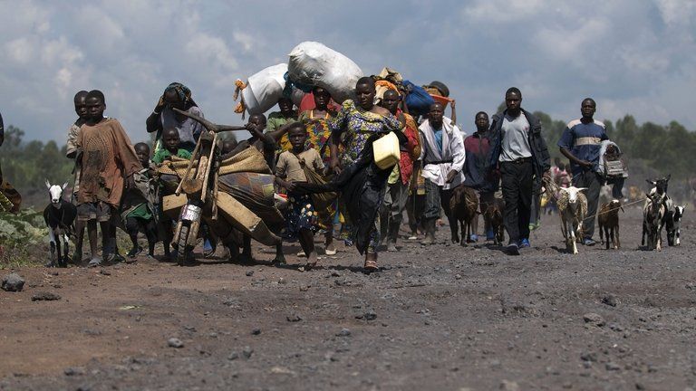 Refugees flee fighting DR Congo, October 2008