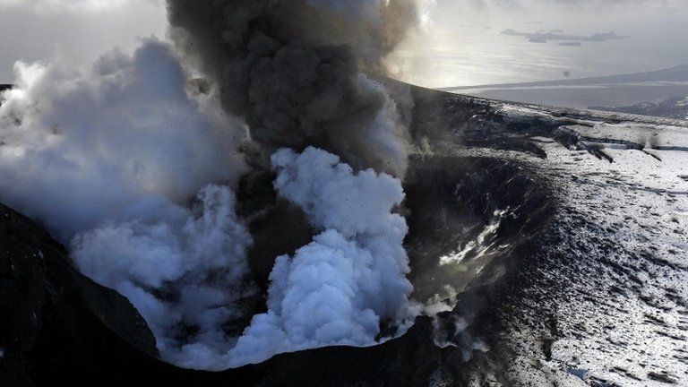 The volcano on southern Iceland"s Eyjafjallajokull glacier erupts, 21 April 2010
