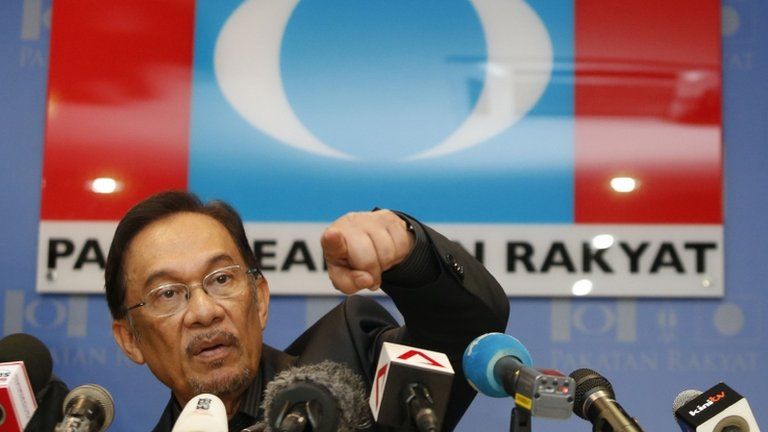 Malaysia's opposition leader Anwar Ibrahim at his party's headquarters in Petaling Jaya, outside Kuala Lumpur, 7 May 2013