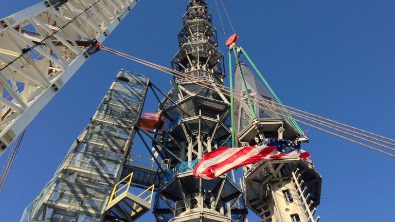 The spire is hoisted atop the Freedom Tower (10 May 2013)