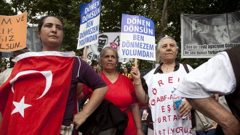 Turkish women demonstrating in Gezi Park in Istanbul, 7 June 2013