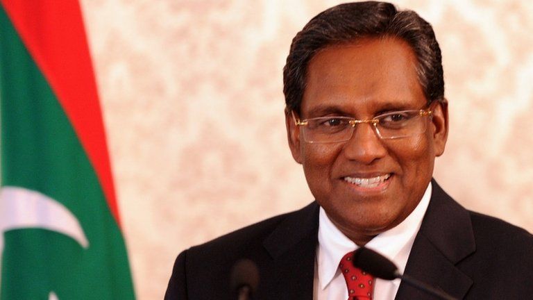 Maldives President Mohamed Waheed speaks to reporters at his office in Male.