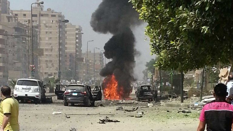 Aftermath of car bomb attack that targeted Egypt's interior minister in Cairo (5 September 2013)