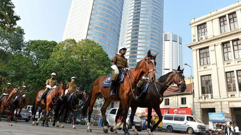 Sir Lankan police in Colombo ahead of the Commonwealth summit