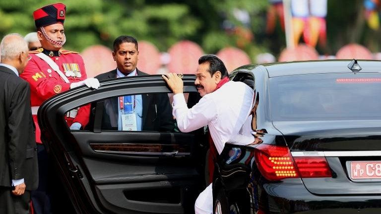 Sri Lankan President Mahinda Rajapaksa arrives at the opening of the Commonwealth summit (15 November)
