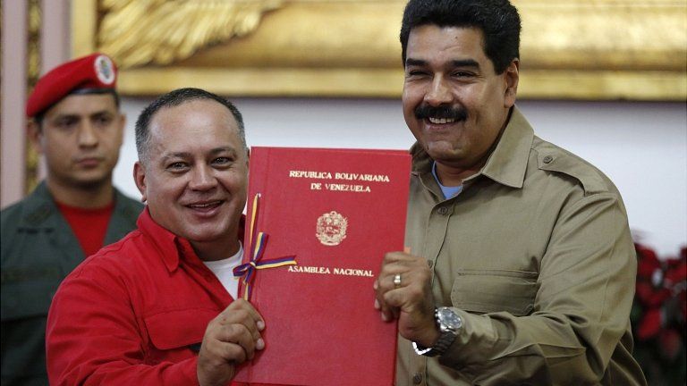 Nicolas Maduro (r) signed the bill watched by National Assembly President Diosdado Cabello. 19 Nov 2013