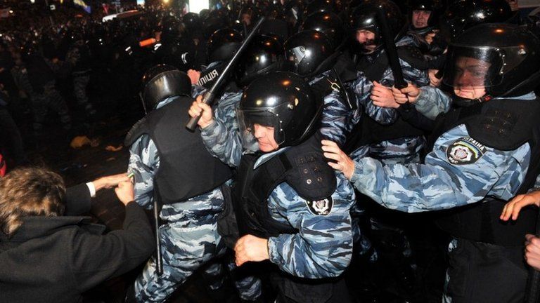 Protesters and riot police clash in Kiev. Photo: 25 November 2013