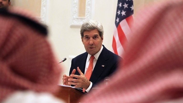 John Kerry addresses a news conference in Riyadh (4 November 2013)