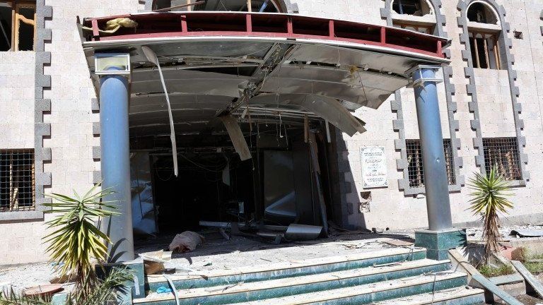 Damaged entrance to military hospital at Yemeni defence ministry complex in Sanaa (5 December 2013)