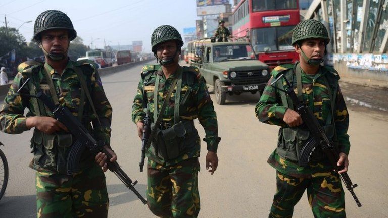 Bangladesh troops patrol streets of Dhaka. Photo: 24 December 2013