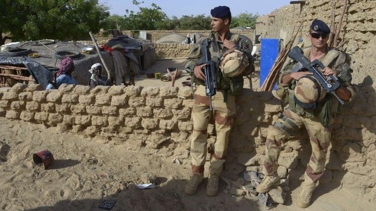 French soldiers stand guard in northern Mali - 1 November 2013