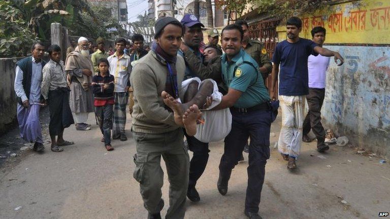 Voter injured by a crude bomb in Dhaka, 5 Jan