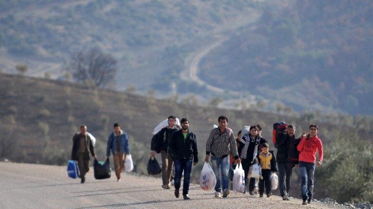 Syrian refugees entering Turkey