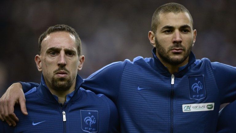 France's national football team forwards Karim Benzema (R) and Franck Ribery (L) before the start of the 2014 World Cup
