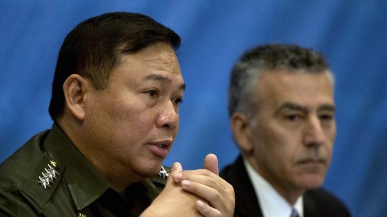 Armed Forces of the Philippines (AFP) chief Emmanuel Bautista (L) talks during the Foreign Correspondents Association of the Philippines (FOCAP) annual prospects forum as he sits beside US Ambassador to the Philippines Philip Goldberg (R) in Manila, on 24 February 2014