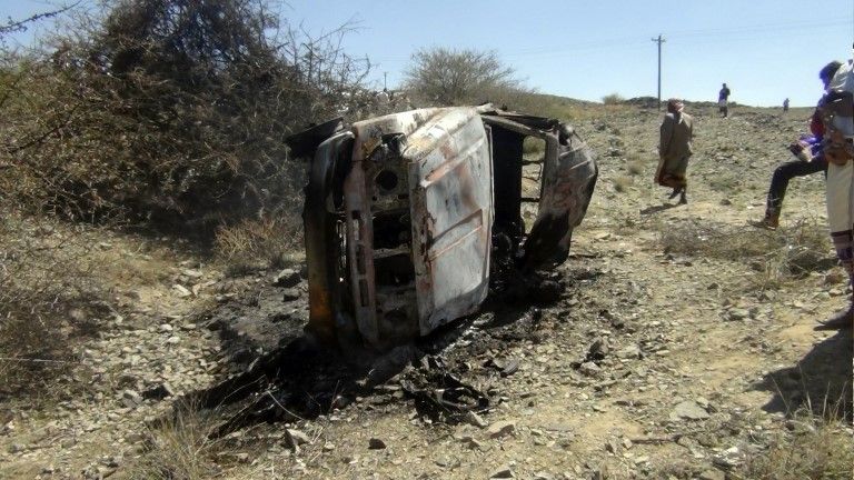 Car destroyed in air strike in Bayda province (19 April 2014)