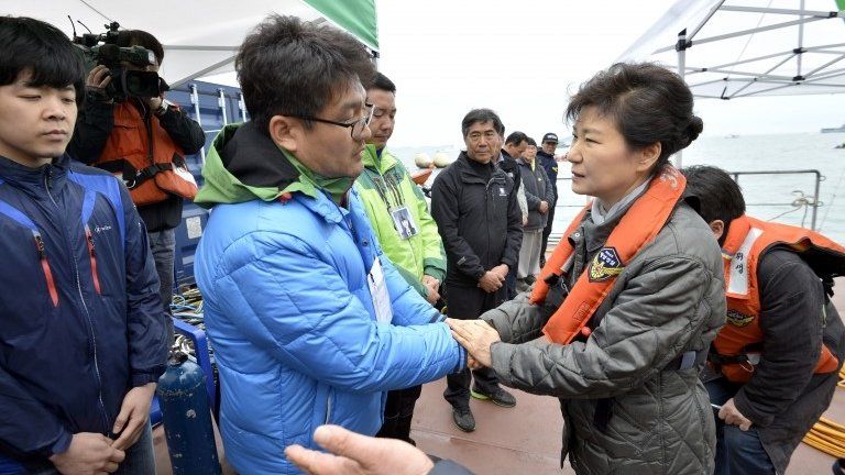 South Korean President Park Geun-hye (right) consoles a relative of a passenger near Jindo, South Korea, 4 May 2014