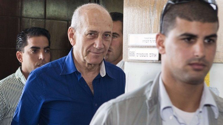 Ehud Olmert leaves the Tel Aviv District Court on 13 May 2014