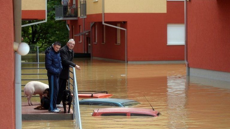 People wait to be evacuated from their flooded homes in Obrenovac, 40km from Belgrade 17/05/2014