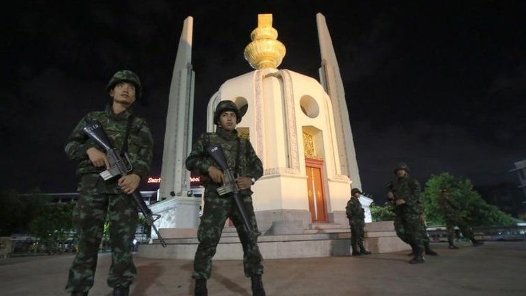 Thai soldiers stand guard in Bangkok, 22 May