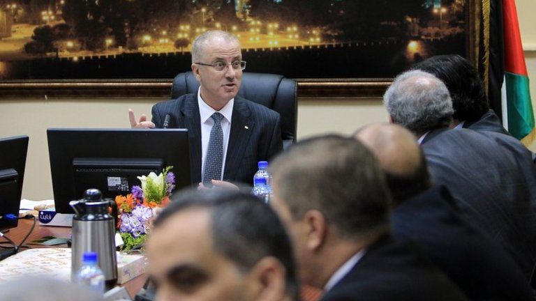 Prime Minister Rami Hamdallah chairs the first meeting of the Palestinian unity government in Ramallah (3 June 2014)