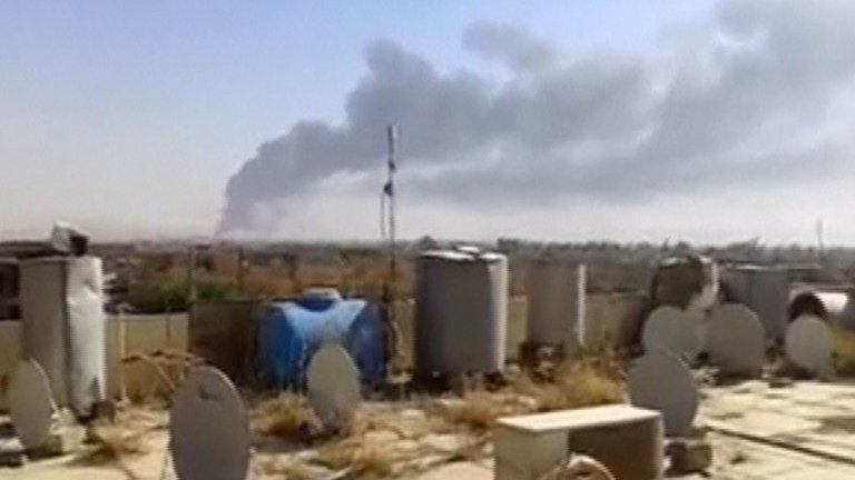Screengrab from a video purportedly showing a large plume of smoke rising from the Baiji oil refinery (18 June 2014)
