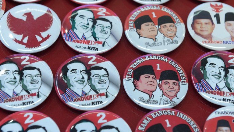 Pins featuring presidential candidates Joko Widodo with running mate Jusuf Kalla, and Prabowo Subianto with running mate Hatta Rajasa