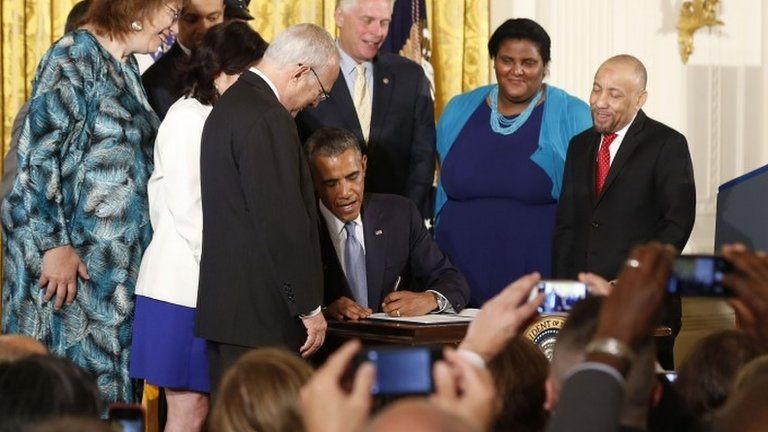 Obama signs an executive order barring federal contractors from discriminating against gay and transgender workers (21 July 2014)