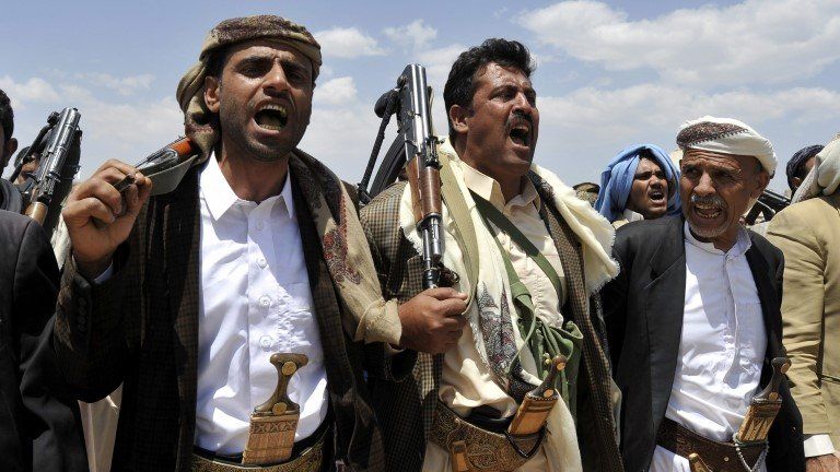 Tribesmen loyal to Houthi rebels attend an anti-government gathering in the northern outskirts of Sanaa (2 September 2014)