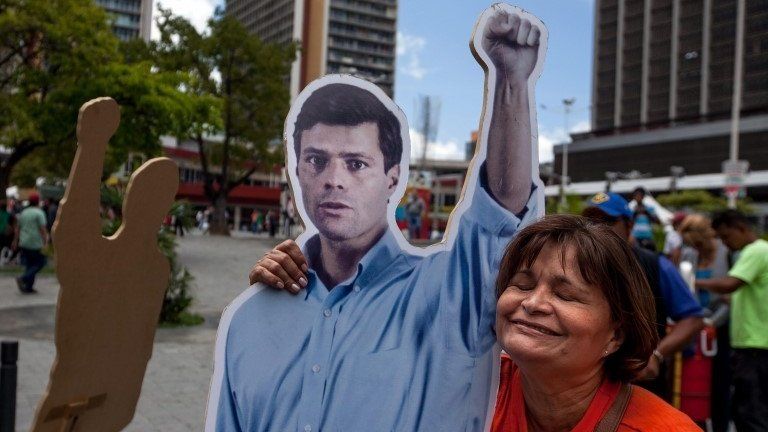Supporters of Leopoldo Lopez gather outside the Palace of Justice in Caracas. (10/09/2014)