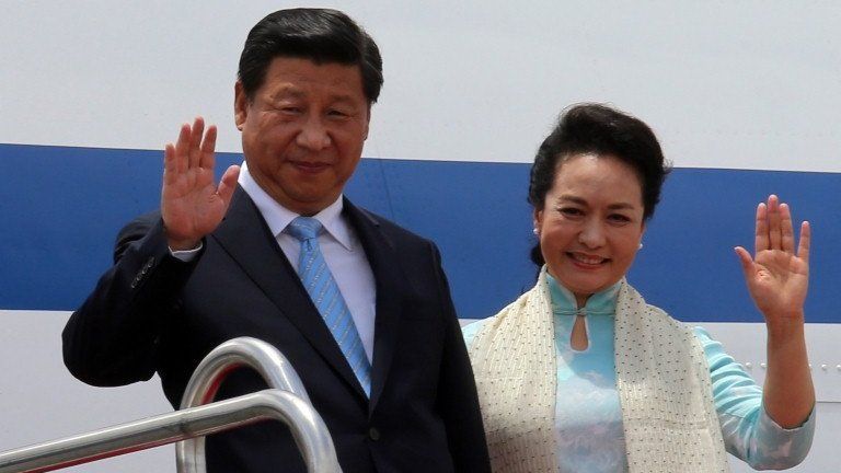 Chinese President Xi Jinping (L) and First Lady Peng Liyuan acknowledge the welcome greetings as they arrive by special Air China flight in Colombo, Sri Lanka, 15 September 2014.