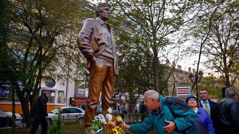 A statue of murdered Bulgarian dissident Georgi Markov, unveiled in Sofia, 11 November 2014