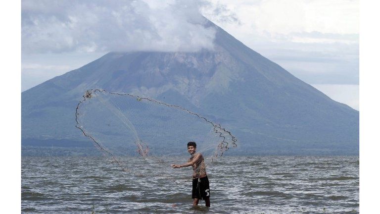 A fisherman casts his net at Lake Nicaragua or Cocibolca, 20/09/2014