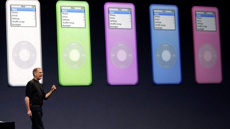 Apple CEO shows off a range of iPods in 2005