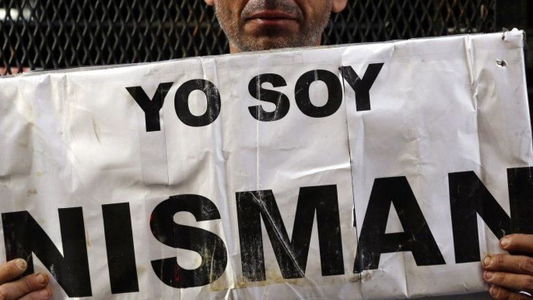 A man holds up a sign that reads "I am Nisman" in Buenos Aires on 22 January, 2015.
