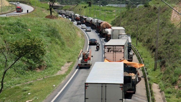 Lorry drivers block road in Minas Gerais