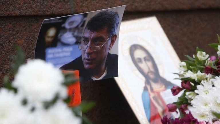 Photo of Boris Nemtsov with an icon at the scene of his death - 28 February