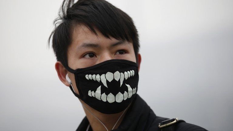 Man in pollution mask in Beijing