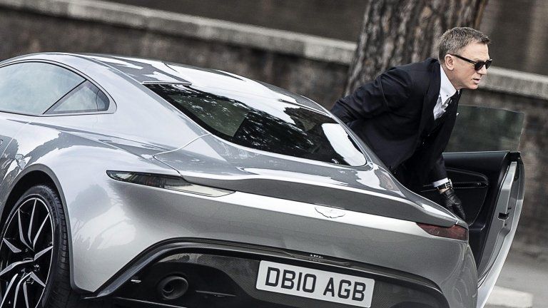 Daniel Craig as Bond