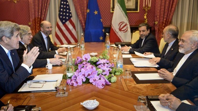 US Secretary of State John Kerry (left) and Iranian Foreign Minister Javad Zarif (right) at a meeting in Lausanne, Switzerland, 29 March 2015